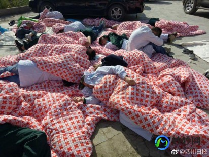 地震瞬间一家四口带行李秒出门,地震瞬间一家四口带行李秒出门
