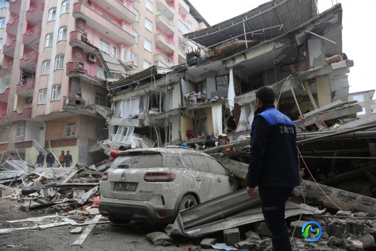 地震瞬间一家四口带行李秒出门,地震瞬间一家四口带行李秒出门