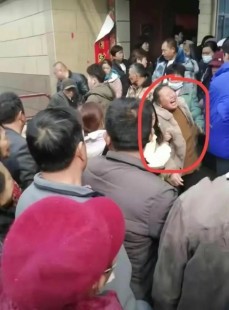 男JI大巴进入女人的视频,大巴车上3女,同车42名乘客无人敢言,哥哥和男友也在场 ...