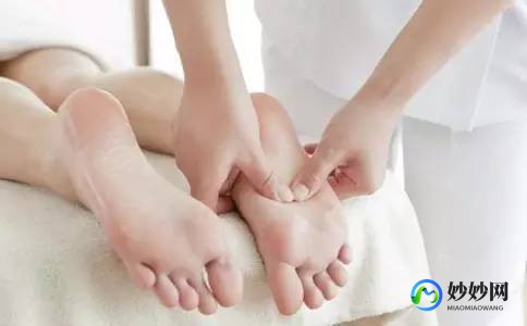 吊着挠女生痒痒胳膊窝和腋下肚子,挠女生胳膊窝和腋下肚子痒脚心痒怎么办