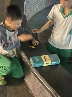 小学生沉迷烟卡玩断2根手指,小孩玩烟卡断了两根手指怎么办