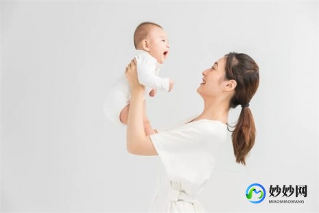 宝宝把腰挺起来,宝宝躺着把腰挺起来怎么回事？