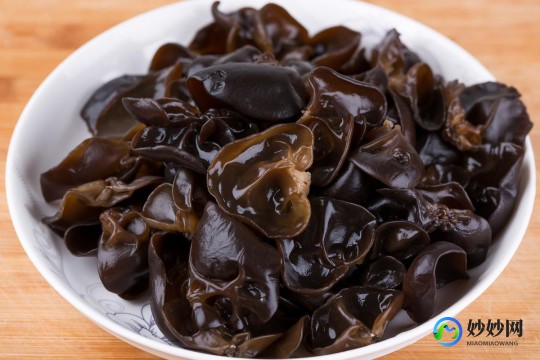 黑木耳含嘌呤高吗,尿酸高吃木耳