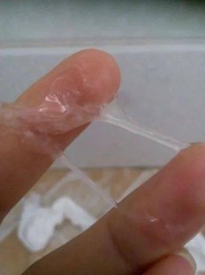 女性突然像尿了一样出了一股水,女性下体有液体流出像尿一样