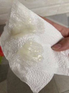 女性突然像尿了一样出了一股水,女性下体有液体流出像尿一样