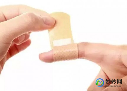 才三根手指头就疼了小东西,手指轻轻一碰就很痛