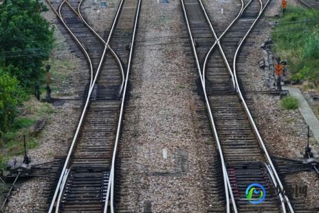 火车跟铁轨哪个先发明出来,铁轨-火车跟铁轨哪个先发明出来,铁轨会发光