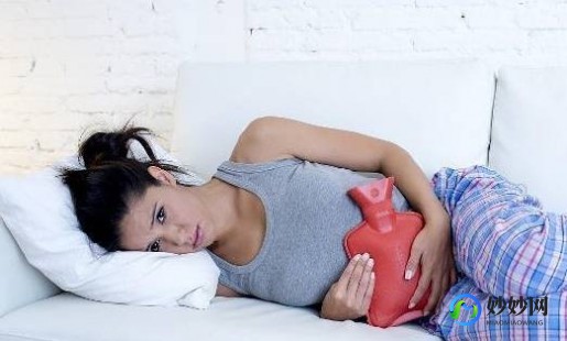 女人的下面又小又紧又水,女性下面水很多是怎么回事