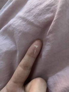胸前两团巨大的乳球挤出来,一挤就出来白色东西是怎么回事