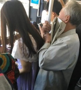 摸着她的下面流了黏黏的,女生下面流黏黏的液体是怎么回事