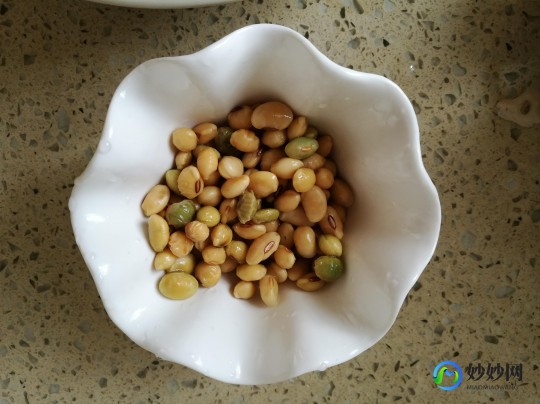 黄豆莲藕排骨汤,黄豆莲藕排骨汤的功效是什么