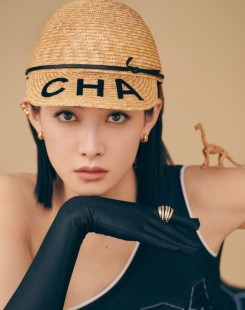 黄雀斑,脸上有很多淡黄的斑点