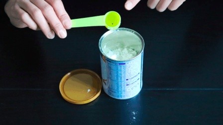 怎么样拿出奶粉中的勺子_怎么把奶粉里面的勺子拿出来