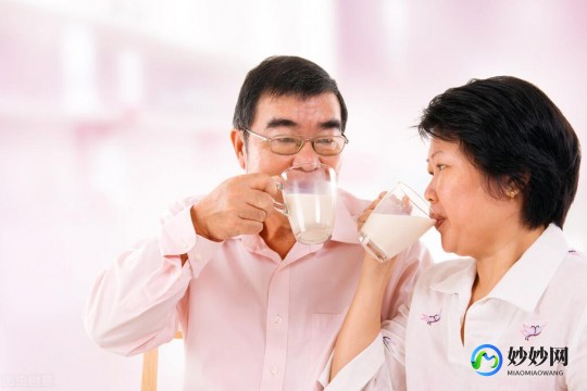 给老人买奶粉怎么样—给老年人买奶粉买什么样的
