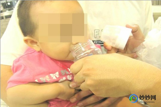 怎么样给宝宝奶粉喂养 怎么给奶粉喂养的宝宝喝水