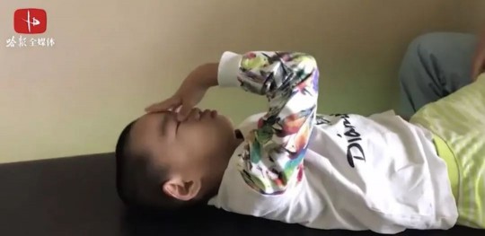 脑瘫男孩喝奶粉视频播放_脑瘫小孩喝奶粉视频