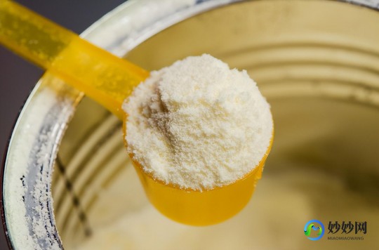 喝奶粉里可以加蛋黄吗_蛋黄加到奶粉里可以喝吗