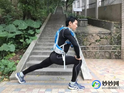 很多人喜欢运动前先压腿热身,很多人喜欢运动前先压腿热身,运动前压腿热身,你做对了吗？