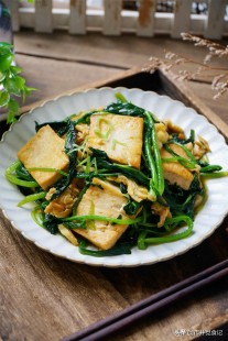 菠菜不能跟什么食物一起吃,菠菜不能和什么同食