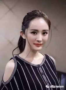 杨幂隆胸多少钱,杨幂隆胸前后对比照片明显尺度变大