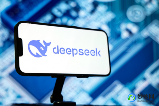 【转载】DeepSeek火爆的另一面：有人卖课赚钱 、有人山寨成“疯”