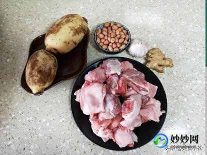 黄豆莲藕排骨汤,黄豆莲藕排骨汤的功效是什么