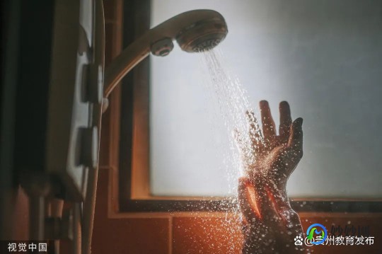 阳性发烧能洗澡吗,阳了发烧能洗澡吗,洗头吗