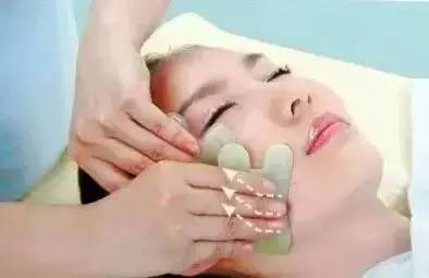 面部刮痧,面部刮痧有什么好处多久刮一次比较好