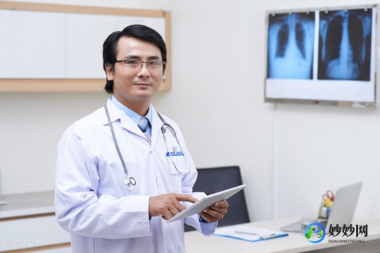 白点癫风早期症状图片,白癜风早期的8个征兆