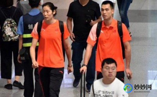 排球可以用脚踢吗,排球新规解读,比赛中真的可以用脚踢球吗？